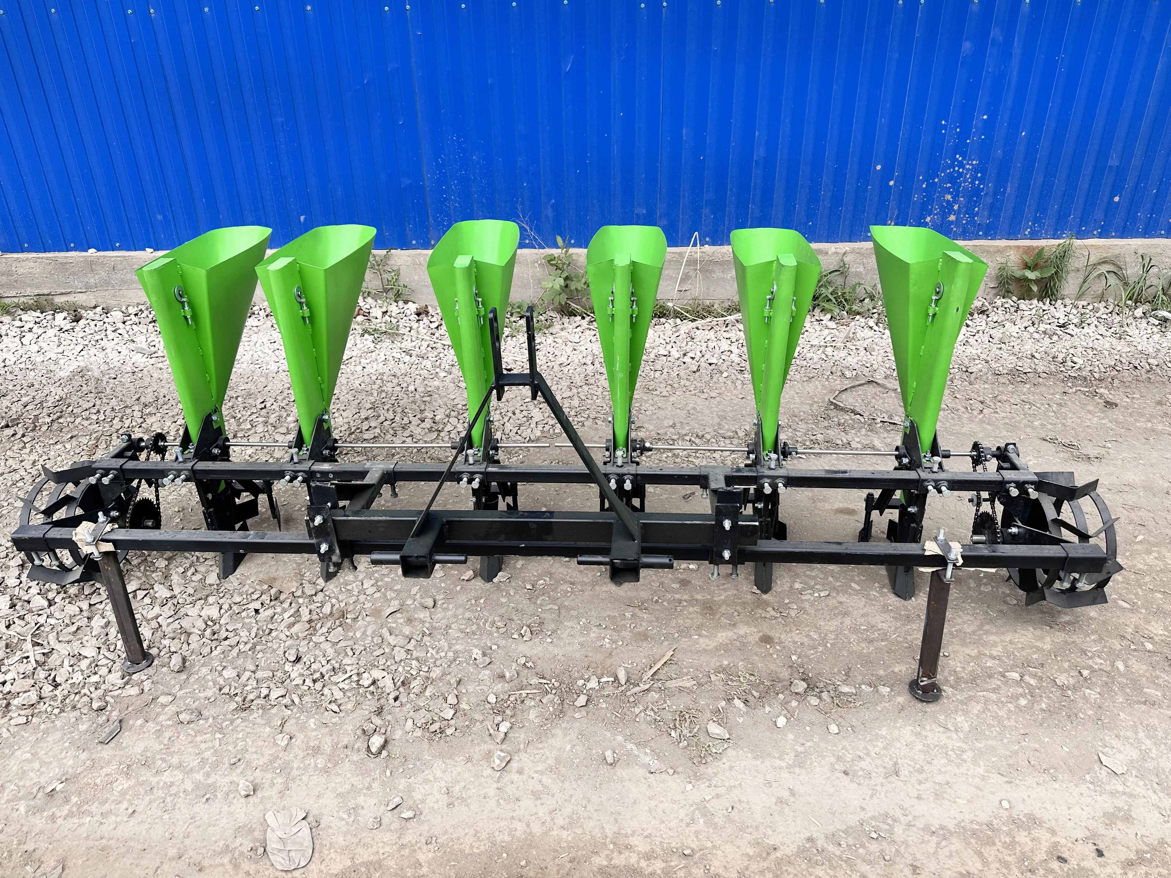 Чеснокосажалка (сеялка чеснока) шестирядная