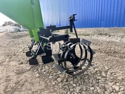 Чеснокосажалка (сеялка чеснока) двухрядная на одноточечную навесную систему